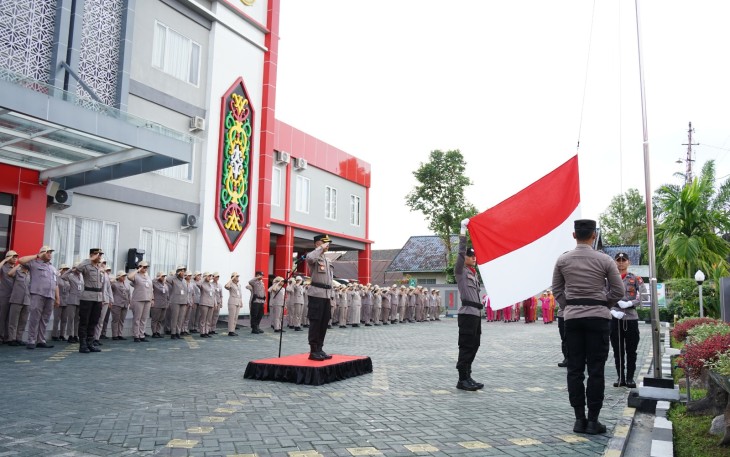 Kepala Rumah Sakit (Karumkit) Bhayangkara Tingkat III Palangka Raya Kompol dr. Anton Sudarto memberikan penghargaan atau reward kepada sejumlah personel Pegawai Badan Layanan Umum (BLU) Non Aparatur Sipil Negara (ASN) yang telah berkerja penuh dedikasi, loyalitas dan memiliki kinerja terbaik