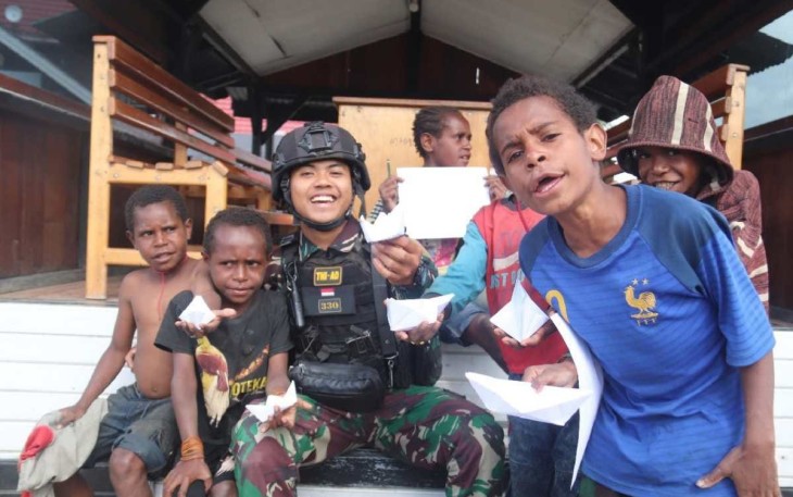 Ksatria Tri Dharma saat mengajarkan para bocah Papua dengan filosofi hidup "Perahu Kertas", bertempat di Pos Mamba, Kab. Intan Jaya, Papua Tengah, pada Rabu (17/1/24).