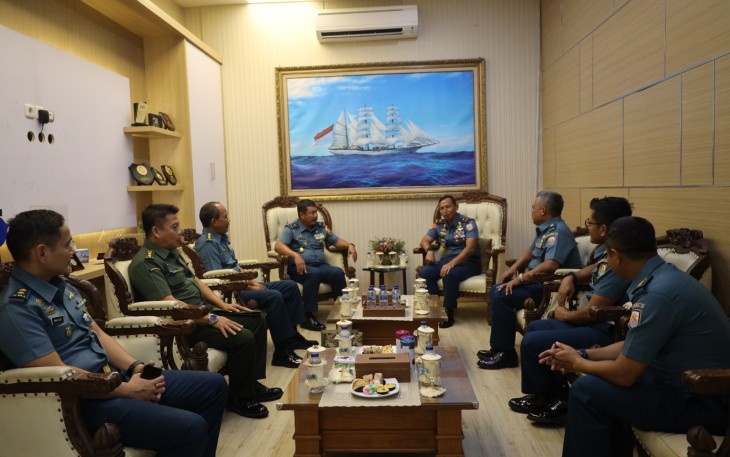 Komandan Pangkalan Utama TNI AL (Danlantamal) V Brigjen TNI Marinir Joni Sulitiawan, S. H., M. Han., menerima kunjungan Kepala Oditurat Militer Tinggi (Kaotmilti) III Surabaya Laksamana Pertama TNI Dr. Imam Subekti di Ruang Danlantamal V Mako Lantamal V Perak Surabaya, Rabu (17/01/2024)