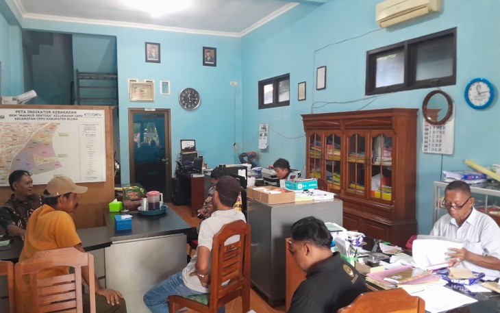 Warga saat mendatangi kantor BKM Makmur Sentosa kelurahan Cepu kabupaten Blora.