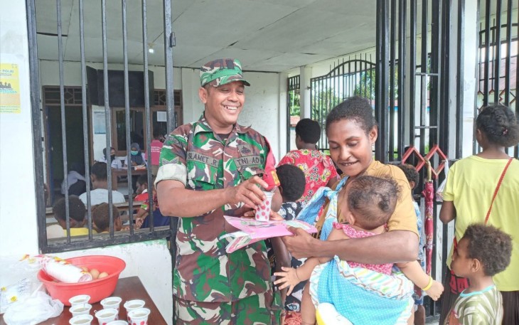 Babinsa Koramil 1710-07/Mapurujaya, Sertu Slamet Riyadi melaksanakan pendampingan kegiatan Posyandu pada bayi, balita dan ibu hamil yang bertempat di Posyandu Kampung Kaugapu, Distrik Mimika Timur, Kab. Mimika, Rabu (10/01/2024)