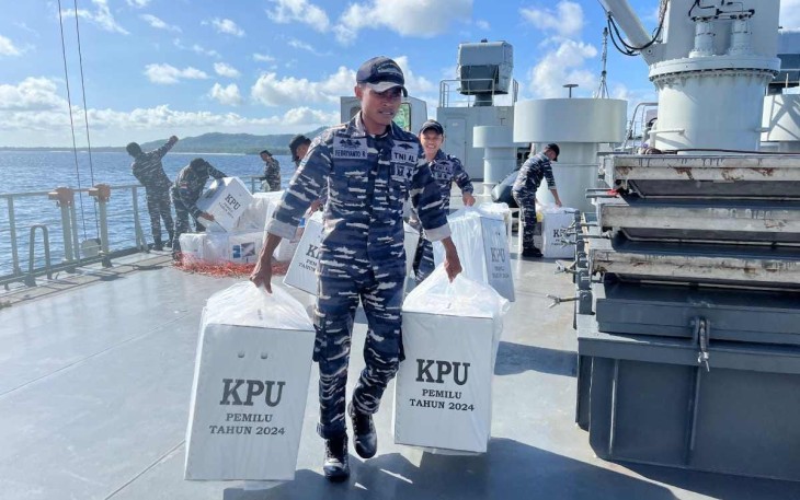 Unsur Kapal Perang TNI AL Distribusikan Logistik Pemilu di Maluku Barat Daya
