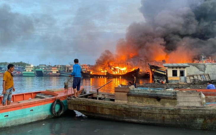 Pasca api melahap belasan kapal nelayan di Pelabuhan Pelindo, Tegalsari, Kota Tegal, Jumat (27/12).