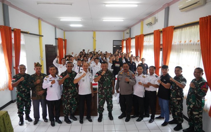 Danrem 121/Abw Brigjen TNI Luqman Arief, S.I.P., saat memberikan sambutan pada kegiatan penyuluhan Narkoba di Kecamatan Entikong, Kabupaten Sanggau, Kalimantan Barat, Rabu (10/01/2023)