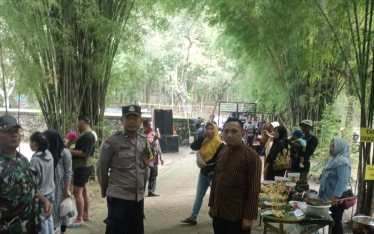 Babinsa Posramil Kasreman saat Pantau dan Jaga Keamanan Pasar Jadul di Taman Wisata Tawun