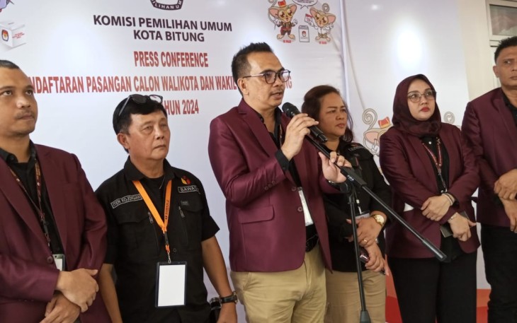 Ketua KPU Kota Bitung bersama 4 Komisioner KPU dan Bawaslu Kota Bitung saat menggelar konferensi pers
