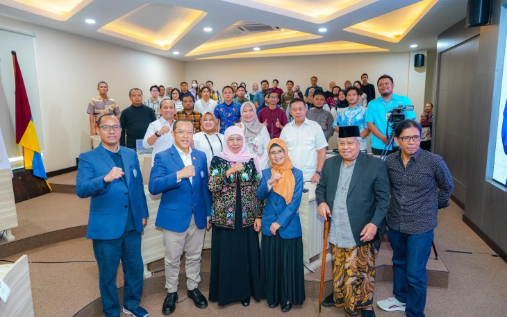 Gubernur Jawa Timur periode 2019-2024 Khofifah Indar Parawansa menjadi narasumber dalam forum Pascasarjana Unair bertajuk Deep Talks! Menjadi Kepala Daerah Idaman 2024 di Pascasarjana Unair, Sabtu (14/9/2024)