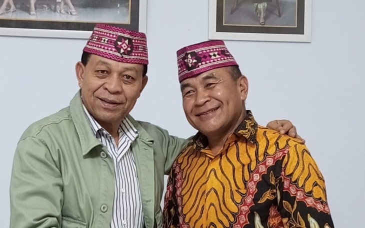 Balon Bupati Heribertus Ngabut,S.H bersama Balon Wakil Bupati Karolus Mance Saat Berpose Bersama