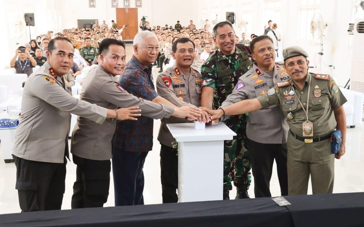 Kapolda Jateng Irjen Pol Ahmad Luthfi melakukan kunjungan kerja ke Balai Desa Gondosari, Kec Gebog, Kab Kudus. Kunjungan ini bertujuan meluncurkan program unggulan Dit Binmas Polda Jateng, yang diharapkan dapat meningkatkan keamanan dan ketertiban masyarakat Selasa (23/7/2024)