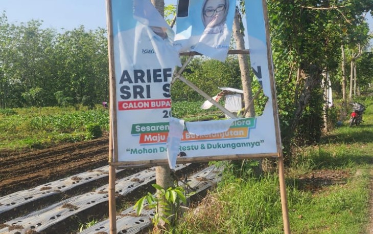 Sejumlah APK milik pasangan ASRI yang dipasang di beberapa desa dirusak oleh orang yang tidak bertanggung jawab