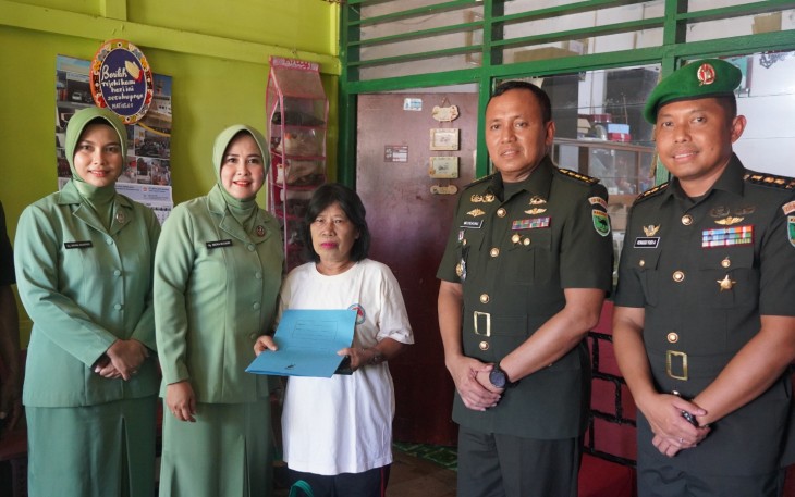 Zidam XVIII/Kasuari Peringati HUT Ke-79 Zeni AD dengan Ziarah ke TMP Trikora dan Bagikan Bingkisan kepada Pensiunan