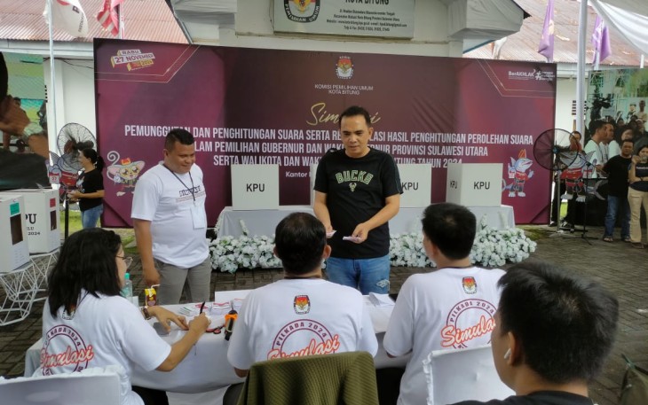 Ketua KPU Kota Bitung, Deslie D Sumampouw menggunakan Kaos Hitam saat mengambil surat suara yang akan di ceblos
