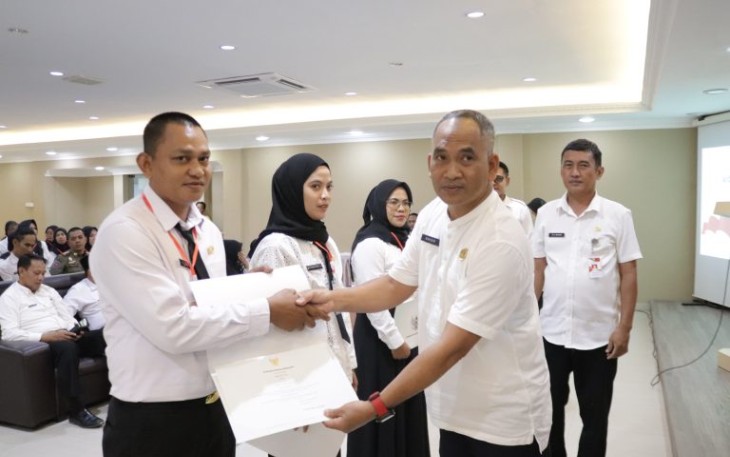 Asisten l Pemkab Natuna Tutup Orentasi Pegawai PPPK Angkatan lll Tahun 2024