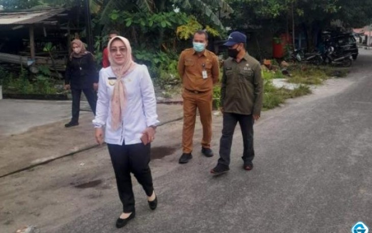 Penjabat sementara (Pjs) Bupati Natuna, Dr. Rika Azmi meninjau Tempat Pembuangan Sampah (TPS) di Kelurahan Ranai Kota Kecamatan Bunguran Timur Kabupaten Natuna, Kamis (17/10/2024)