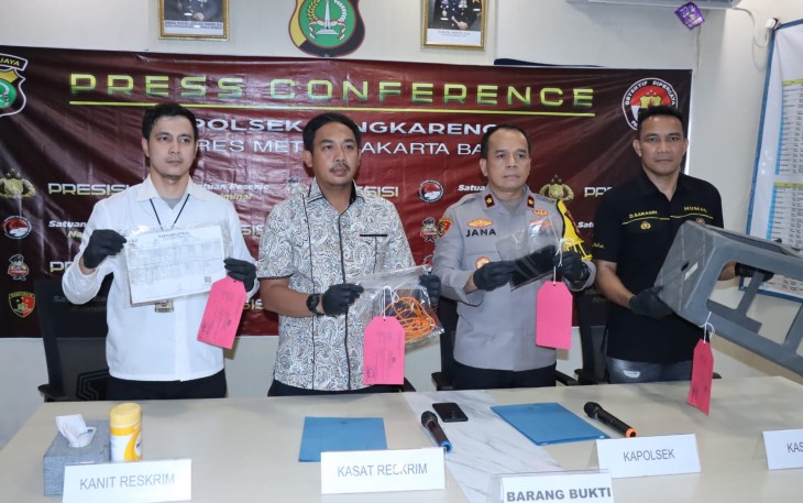 Kasat Reskrim Polres Metro Jakarta Barat AKBP Andri Kurniawan didampingi Kapolsek Cengkareng Polres Metro Jakarta Barat, Kompol Abdul Jana, mengungkapkan hasil visum dari RS Polri Kramat Jati yang diterima pada Kamis pagi