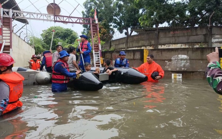BPBD DKI Jakarta menerjunkan personel dan menyiagakan perahu karet untuk merespon banjir yang menggenangi sejumlah titik dan permukiman warga, pada Kamis (29/2)
