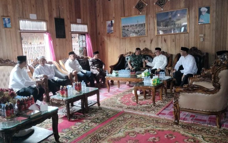 Dandim 1001/HSU-BLG saat Takziah ke Kediaman Almarhum KH. Asmuni