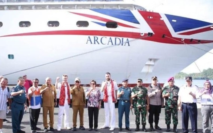Foto bersama Wali Kota Bitung, forkopimda Bitung bersama Kru Kapal Pesiar MV. ARCADIA