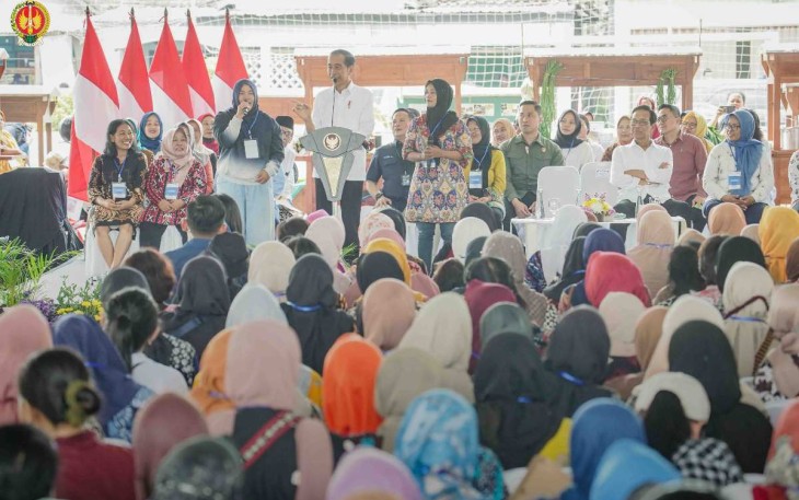 Presiden Joko Widodo saat bertatap muka dengan nasabah PNM Mekaar di Kabupaten Bantul, Yogyakarta, Selasa (30/1)