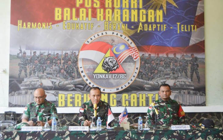 Dankolakops didampingi Kasiops Kasrem 121/Abw Letkol Inf Jumadal Aulia kunjungi pos Satgas Pamtas RI-Malaysia Yonkav 12/BC, bertempat di Pos Panga, Balai karangan, Kab. Sanggau, Kalimantan Barat, Kamis (26/12/2024). 