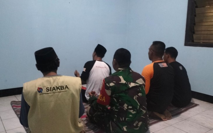 Babinsa 0805/13 Kedunggalar  bersama warga masyarakat melaksanakan shalat Subuh berjamaah dan doa bersama , bertempat di Masjid Al Ikhlas Desa Kedunggalar, Kecamatan Kedunggalar, Kabupaten Ngawi, Rabu (14/2/2024)