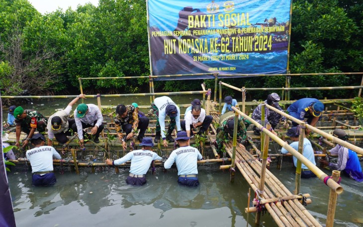 Komando Pasukan Katak (Kopaska) TNI AL menggelar acara Bakti Sosial (Baksos) dengan membagikan sejumlah 500 paket, penanaman 600 bibit mangrove , dan penebaran 5000 benih ikan yang dipimpin oleh Komandan Satuan Kopaska Koarmada I, Kolonel Laut (T) Evi Bayu Priatno, bertempat di Muara Tawar, Bekasi, Jawa Barat, Minggu (10/03)