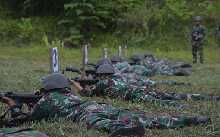 Prajurit Yonmarhanlan IX Ambon saat latihan Menembak