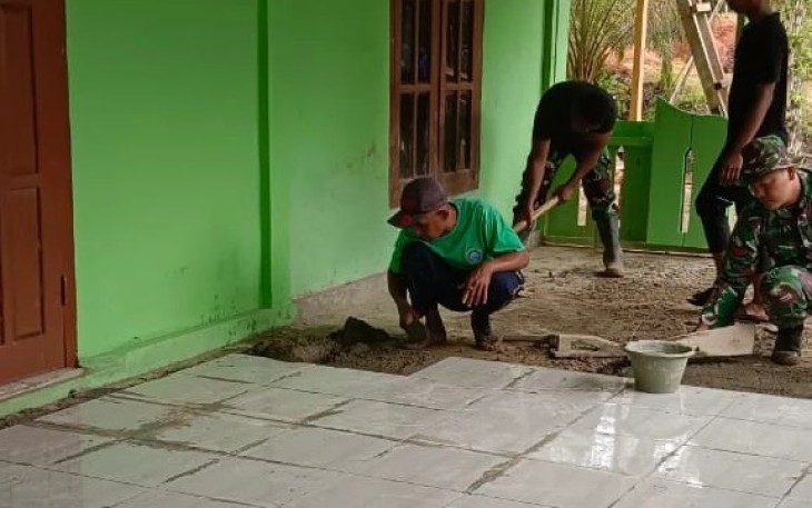 Satgas TMMD Kodim 0428/Mukomuko saat memasang keramik masjid