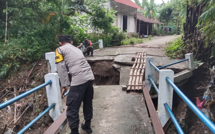 Babinsa Koramil 09/Saradan Serma Kokok, melaksanakan pemantauan kondisi jembatan yang berada di Desa Sumbersari, Kecamatan Saradan, Sabtu (16/3/2024)