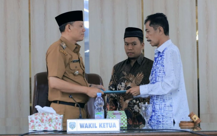 Bupati Sabar AS dalam Rapat Paripurna Penyerahan Pokok-Pokok Pikiran Dewan di ruang sidang utama DPRD Pasaman, Senin (22/1). 