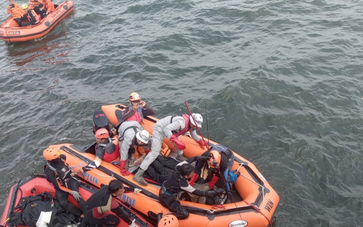  Bakamla RI bersama dengan Tim SAR Gabungan yang terdiri dari personel Bakamla RI, TNI-Polri, Basarnas, BPBD DKI Jakarta, dan Baznas berhasil mengevakuasi seorang pemancing yang mengalami kecelakaan dan tenggelam di Tanggul Pemecah Ombak Pelabuhan Muara Baru, Kelurahan Penjaringan Jakarta, Senin (15/1/2024)