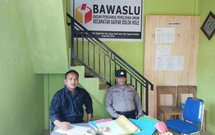Personel Polsek Saipar Dolok (SD) Hole kembali sambangi Kantor Panwascam, pada Senin (8/1/2024) siang