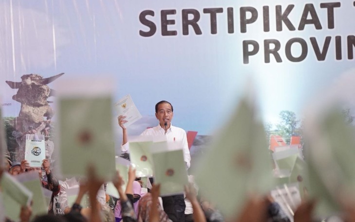 Presiden Jokowi saat Serahkan Sertipikat Tanah kepada Masyarakat