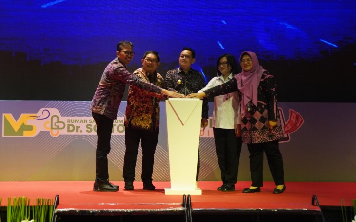Bertempat di Ballroom Double Tree Hotel Surabaya, PKS itu ditandatangani oleh Direktur RSUD Dr Soetomo Prof. Dr. Cita Rosita Sigit Prakoeswa dan Pemimpin bankjatim Cabang Dr. Soetomo Fenty Rischana K. 