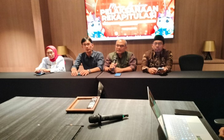 Choirul Umam komisioner Komisi Pemilihan Umum (KPU) Jatim dalam media brefing pelaksanaan rekapitulasi hasil perhitungan perolehan suara pemilihan gubernur dan wakil gubernur Jatim 2024, Sabtu (07/12/24).