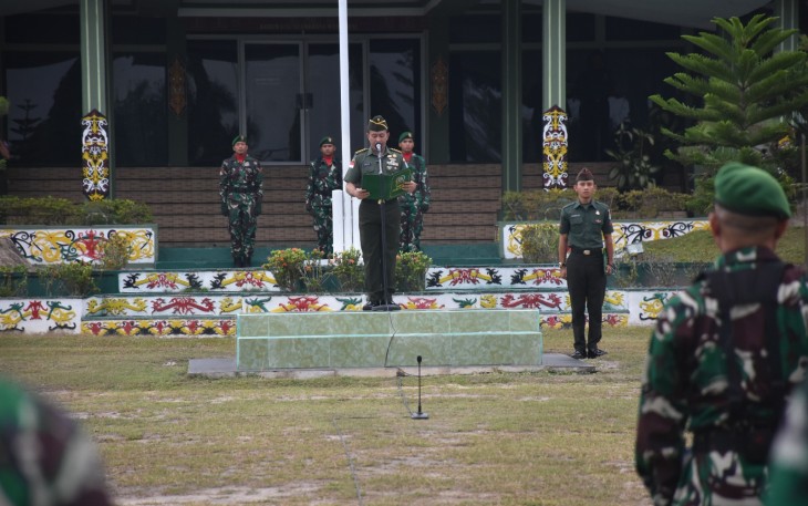 Korem 121/Abw menggelar upacara bendera tanggal 17 Januari 2024, bertempat di Lapangan Upacara Makorem 121/Abw, Jl. Pangeran Kuning, Sintang, Kalimantan Barat, Rabu (17/01/2024)