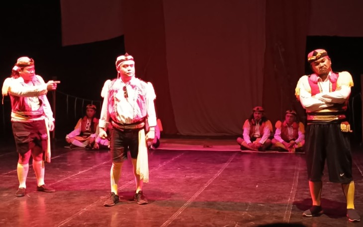 Salah satu adegan dalam pementasan teater berjudul "Kisah Patih Pringgalaya, Milih Lampus Tinimbang Nistha" oleh Komunitas Rumah Seni Kalanadah, yang digelar di Taman Budaya Jawa Tengah (TBJT), Kentingan, Jebres, Kota Solo, Jumat (12/7/2024) malam