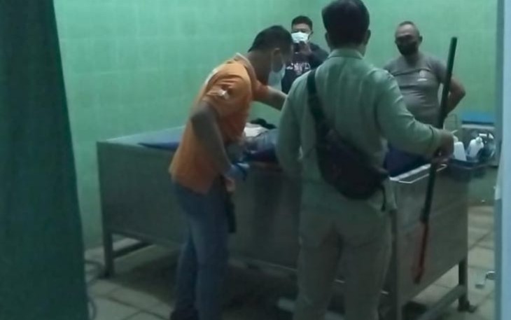Tim Inafis Polres Karanganyar sedang melakukan identifikasi jenazah korban di RSUD Karanganyar, Senin (1/10/2024)