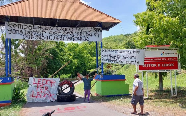 Akses jalan menuju lapangan Distrik 2 Pertamina EP Field Cepu Zona 11 di Desa Ledok kecamatan Sambong yang diblokir warga