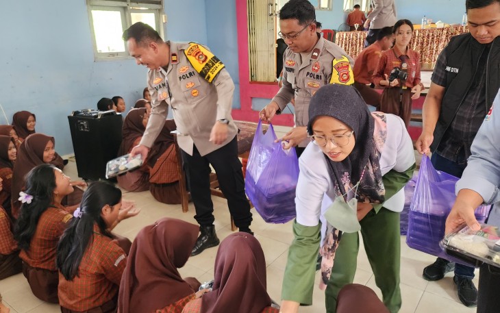 Polsek Belitang III Membagikan Makanan Sehat dan Bergizi