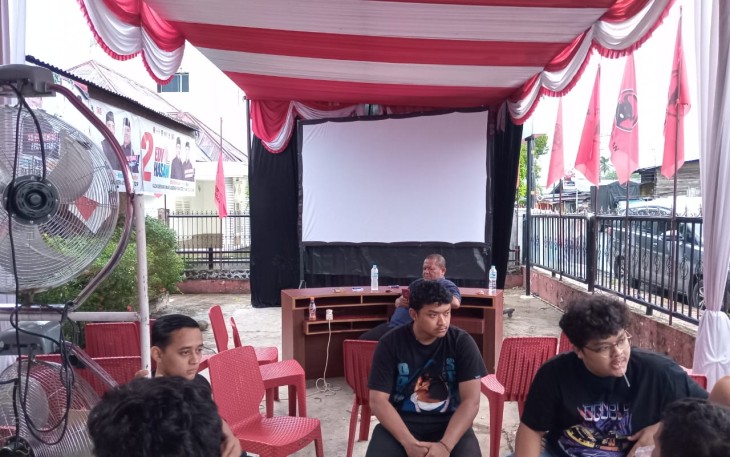 PDI - Perjuangan telah memasang layar tabel monitor dan tempat duduk bagi masyarakat yang ingin langsung menyaksikan hasil hitung cepat Pilkada Serentak Pemilihan Walikota dan Wakil Walikota Padangsidimpuan dan Pemilihan Gubernur dan Wakil Gubernur Sumatera Utara (Sumut)