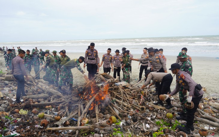Korem 041/Gamas Gelar Aksi Karya Bakti Bersihkan Pantai Panjang