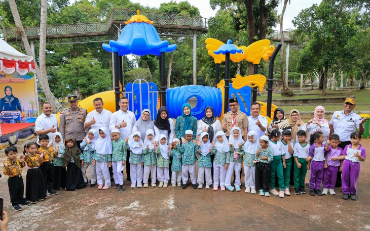 Ketua TP PKK Bintan Hafizha Rahmadhani meresmikan Sarana dan Prasarana Taman Kijang City Walk, Rabu (18/12)