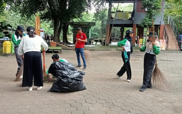 Siswa-siswi Sekolah Karakter Lembah Manah Semarang melakukan bersih-bersih taman satwa