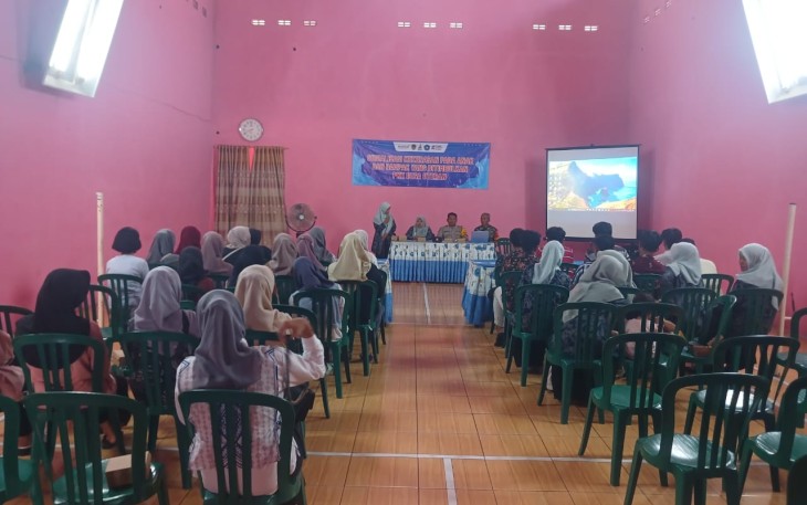 Serda Prapto Bashori, Babinsa Desa Uteran dari Koramil 0803/11 Geger, bersama Bhabinkamtibmas, menghadiri acara sosialisasi mengenai kekerasan terhadap anak di Balai Desa Uteran Senin (30/12)
