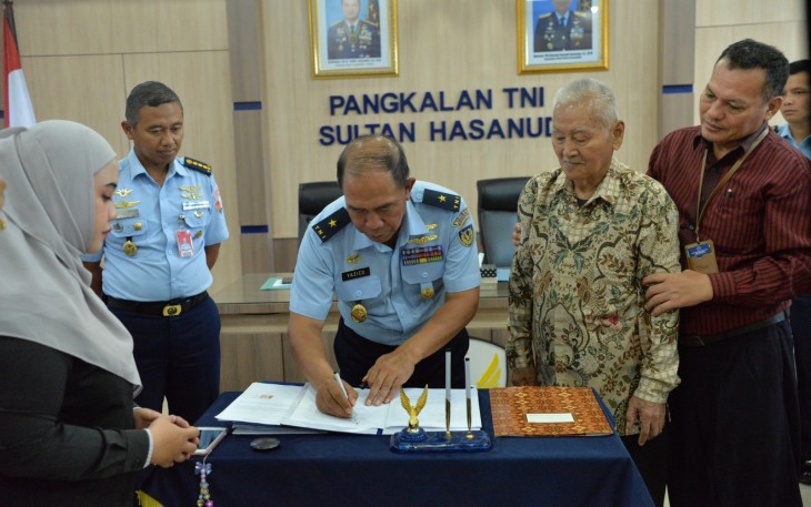 Komandan Lanud Sultan Hasanuddin Menyaksikan Penandatanganan Pelepasan Hak Tanah Pengganti Aset TNI AU