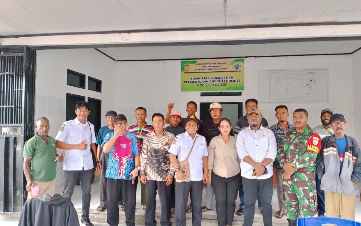 Babinsa Koramil 1710-03/Kuala Kencana Koptu Frengki menghadiri rapat pembentukan Badan Usaha Milik Desa (Bumdes) wilayah binaanya yang berlokasi di Kampung Limau Asri Timur, Ditrik Iwaka, Kab. Mimika, Kamis (7/3/2024)