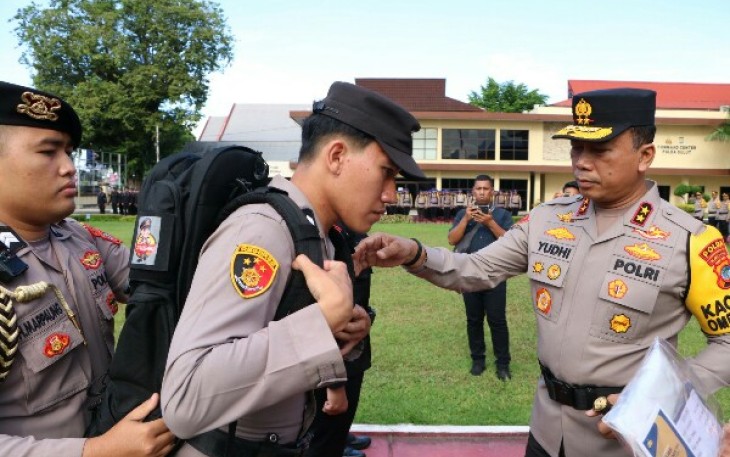 Kapolda Sulut saat mengecek personil