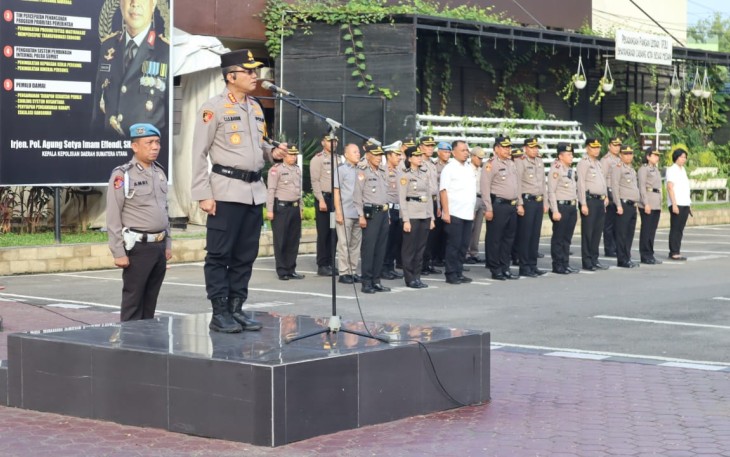 Kapolrestabes Medan Kombes Pol Dr. Teddy John Sahala Marbun S.H., M.Hum saat memimpin apel pagi dan memberikan arahan kepada personel. 
