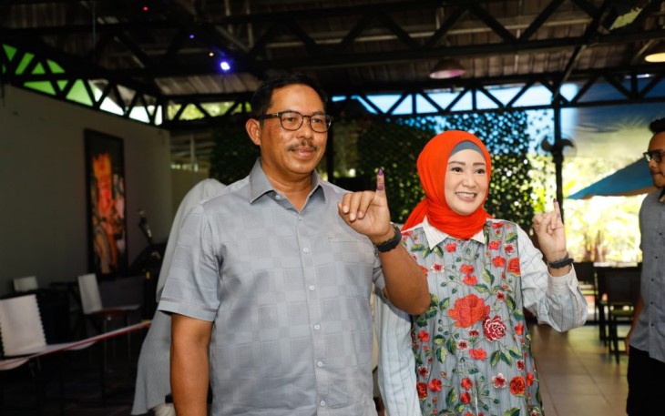  Penjabat Gubernur Jawa Tenagah, Nana Sudjana menggunakan hak pilihnya pada Pemilu 2024  di TPS 002, Jalan Slamet RT 5 RW 1 Kelurahan Gajahmungkur, Kecamatan Gajahmungmungkur, Kota Semarang, Rabu (14/2/2024)